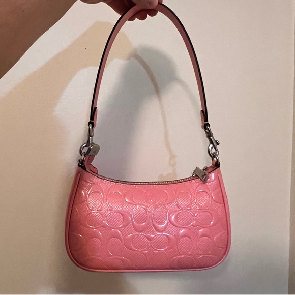 NWT Coach! Teri Mini Crossbody Bag
In Signature Leather With Heart Charm 🌸 - Picture 3 of 9